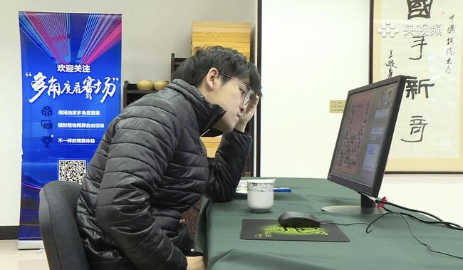 柯洁在三星杯决赛第二局比赛中，此刻到了最激烈的官子战