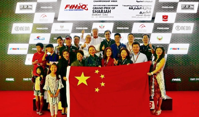 国际摩联F1委员会委员李浩杰（后排右四）与华人华侨祝贺中国天荣队夺年度亚军
