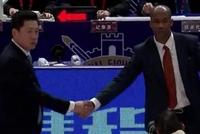 世纪握手!老马等候李春江10秒 镜头记录这一刻