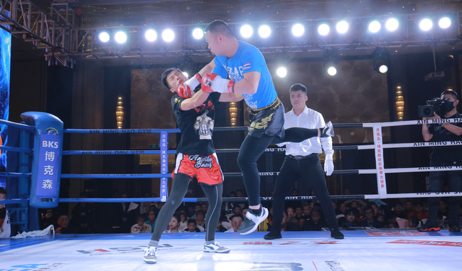 李伟跳起攻击殷占峰