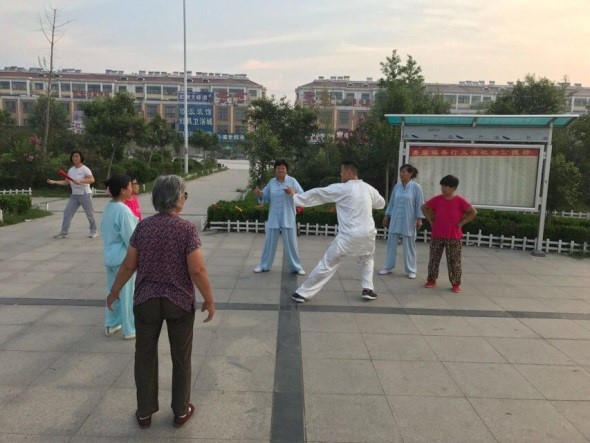 为村民指出错误的示范动作