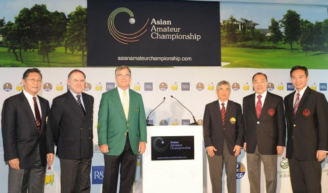 2009年，R&A首席实行官彼得-说念森（Peter Dawson，左二）、好意思国大众赛主席比利-佩恩（Billy Payne，左三）出席在不雅澜湖举办的亚太业余冠军赛