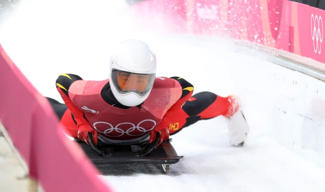 　　2018年2月16日，中国选手耿文强在平昌冬奥会男子钢架雪车项目比赛中冲过终点。新华社记者白雪飞摄