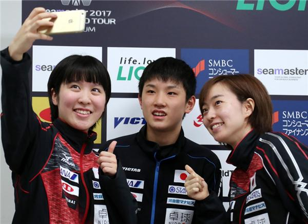 小张本与平野美宇（左）、石川佳纯