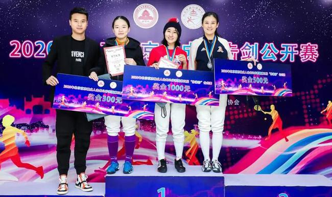 女子佩剑前三名：刘菱、王燕、廖一瑾