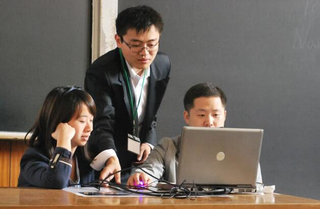 　　周鹤洋为欧洲棋迷讲棋，当时的法国国家队主教练樊麾帮助周鹤洋调试电脑，当时不曾想到的是，几年之后樊麾站在了人类历史的拐点之上。