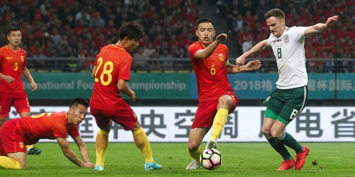 比0-6更痛心的是国足停球5米远 王燊超3张动图