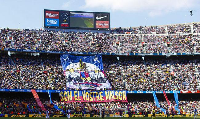 巴萨球迷打出巨型横幅：我们是你们的梦魇