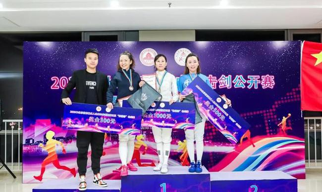 女子花剑前三名：朱嘉、喻敏、吴娜娜