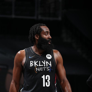 哈登关键时刻连续得分 比分定格见证NBA今日激烈对决
