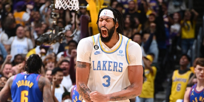 浓眉勇士在赛场上的霸气表现点燃全场激情