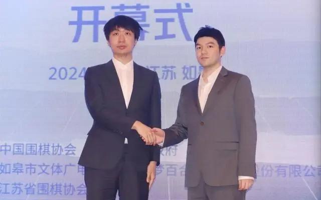 李轩豪（右）、党毅飞当天开启决赛五番棋争夺。 中国围棋协会供图