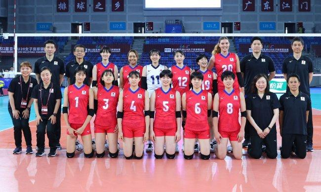 卫冕冠军日本U20女排赛前合影