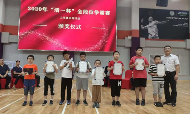 清一围棋总教头刘轶一老师为4段组二等奖颁奖