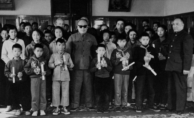 陈毅为少年棋手们颁奖合影