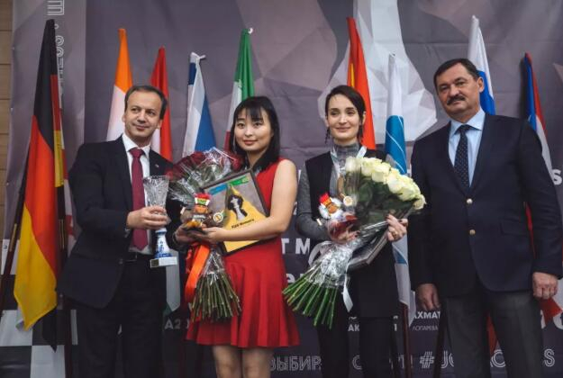 居文君第二次加冕棋后