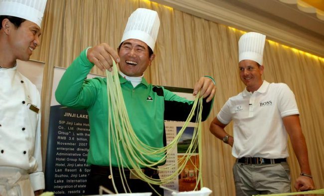 开赛前，梁容银（Y. E. Yang）（中）和亨里克-斯滕森（Henrik Stenson）在宣传行动中（图片由吴嵘提供）