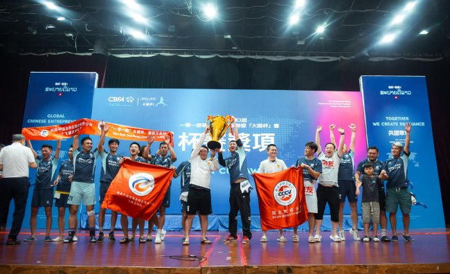  （大师杯赛冠军越南中国总商会胡志明分会飞越足球队捧杯时刻，激情四射）