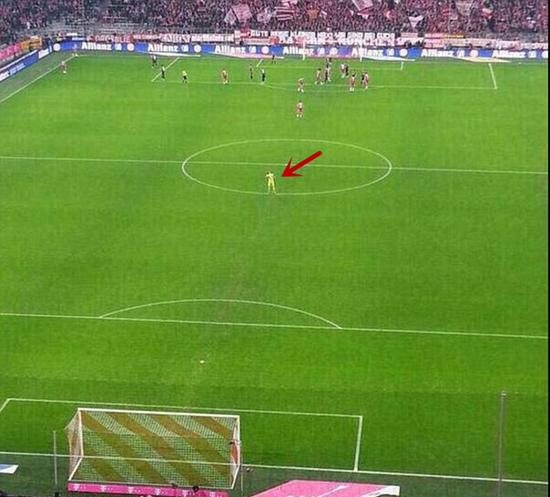 诺伊尔“中圈看海”