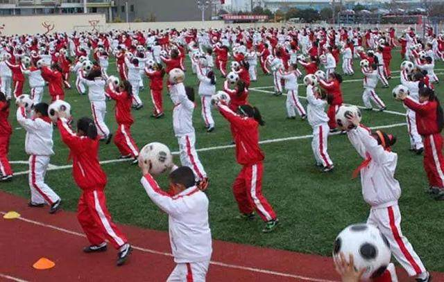 扭曲的产物——足球操