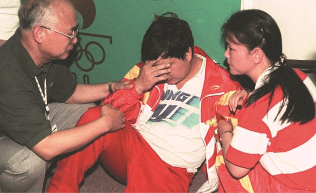 1996年奥运会，王义夫晕倒在赛场