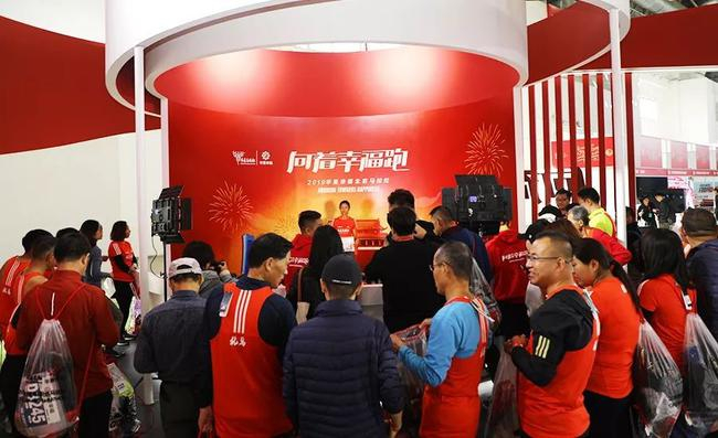 图为跑友们正在等待记录下自己的酷炫瞬间