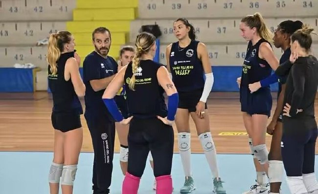 加斯帕里率领斯坎迪奇女排进行首次训练