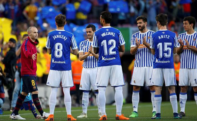 列队欢迎伊涅斯塔入场