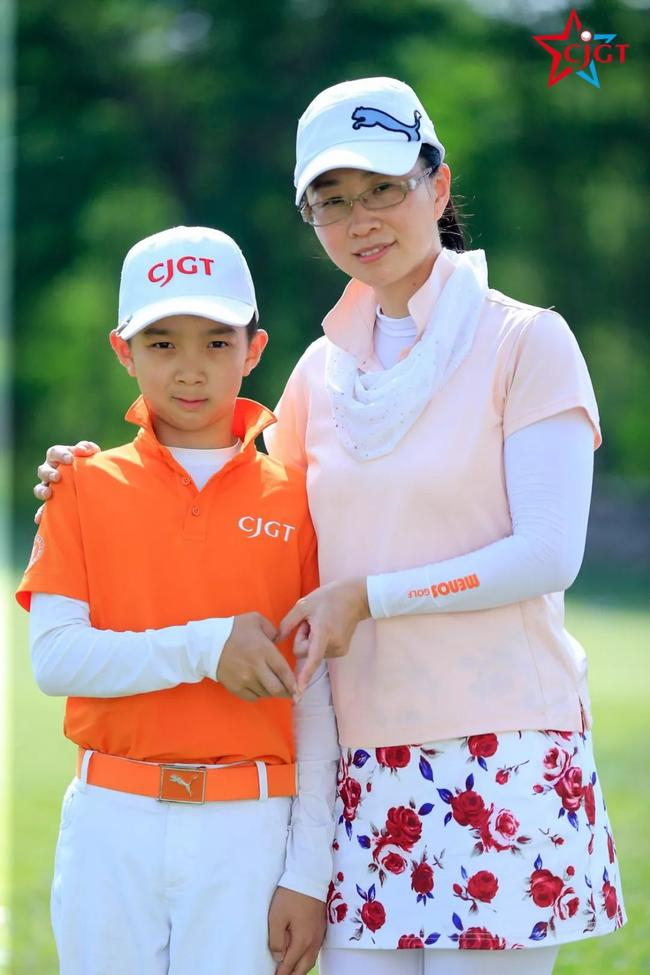 昌熙桓和妈妈在CJGT赛场