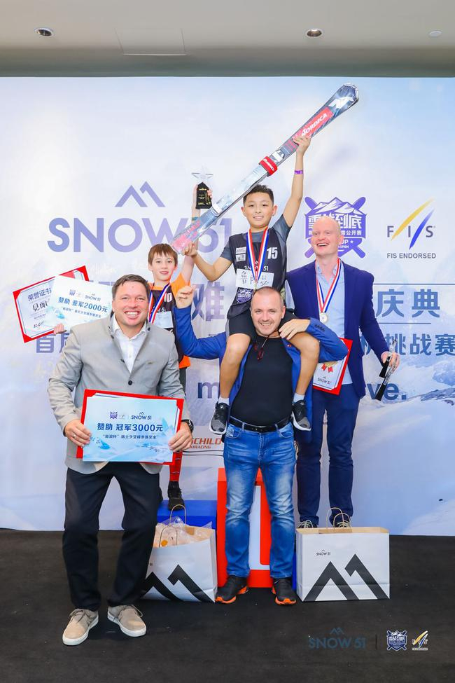 青少年男子双板冠亚军赛后合影