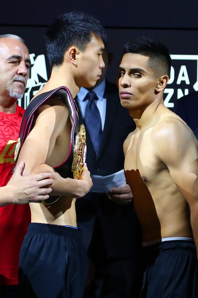 合影时对手眼神有些游移