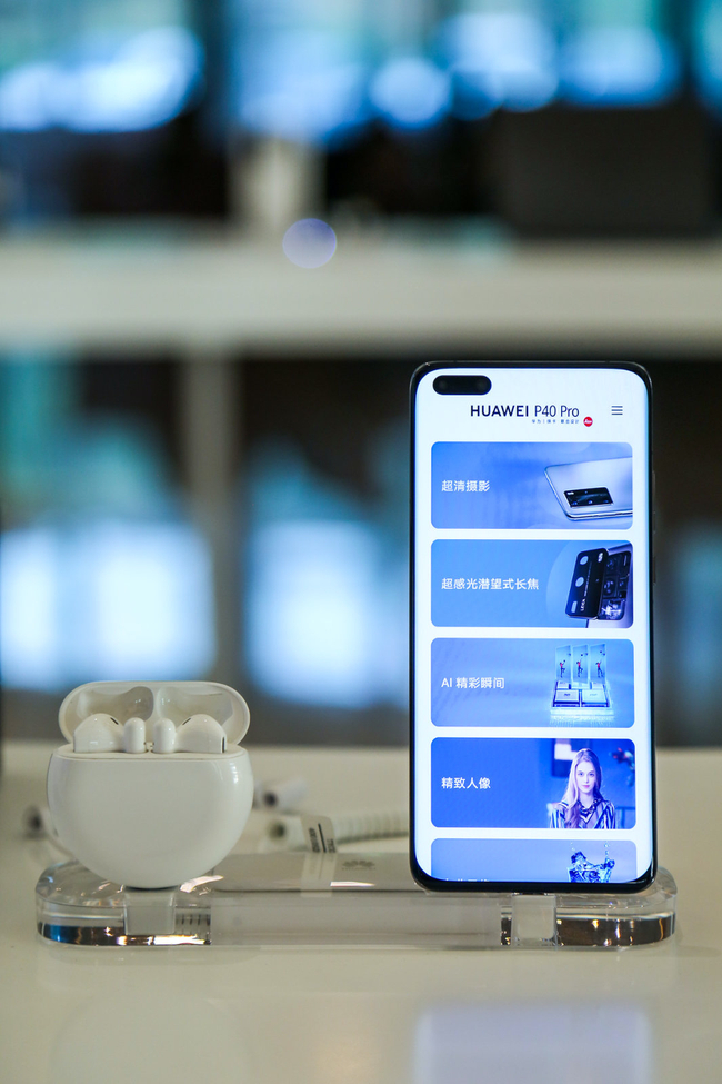 右：HUAWEI P40 Pro，左：HUAWEI FreeBuds 3