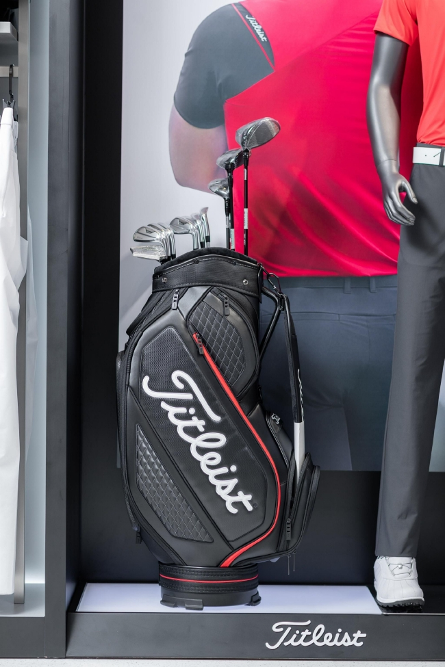 （新空间展示不同 Titleist 产品，为消费者带来全面升级体验）