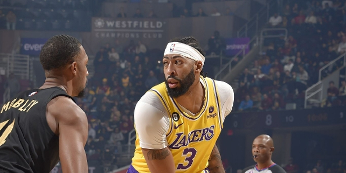 浓眉赛后采访谈关键球选择直言信任队友并展望季后赛征程