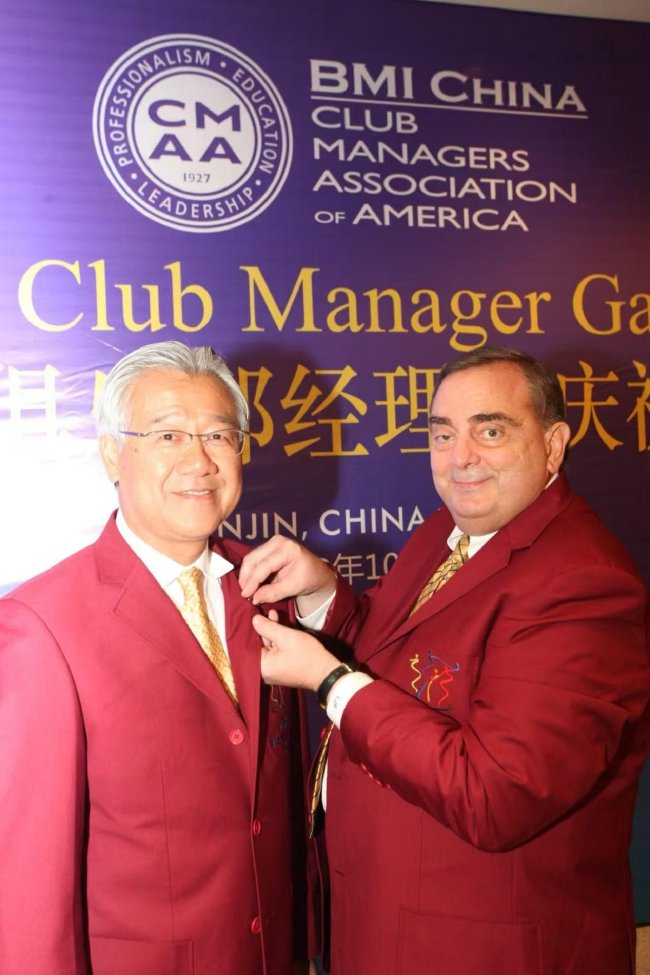 乔-普尔祖为戴耀宗佩戴CCM徽章