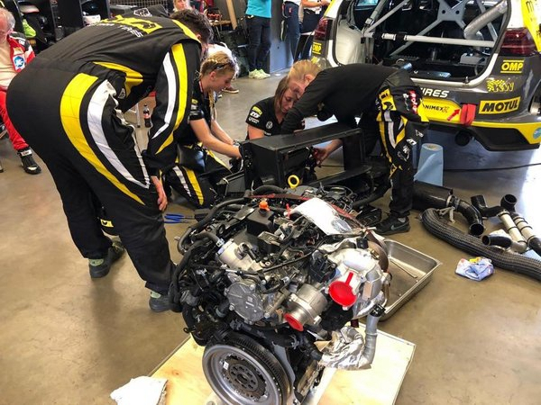 正全力抢修故障引擎的女子车队