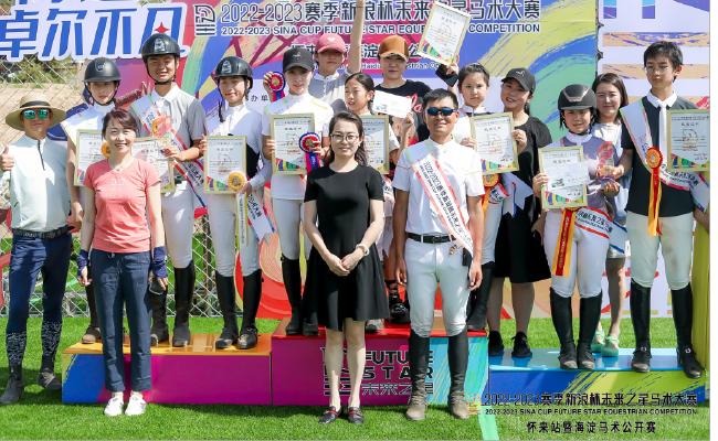 海淀外国语实验学校京北校区中学校长张红女士为获奖骑手颁奖