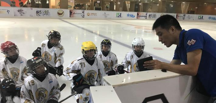 新浪杯国际青少年冰球公开赛武汉站拉开战幕