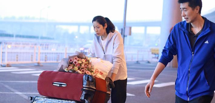 载誉归来！中国女排姑娘抵京心情好