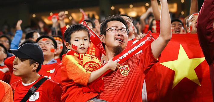 中国队出局赛后球迷飙泪