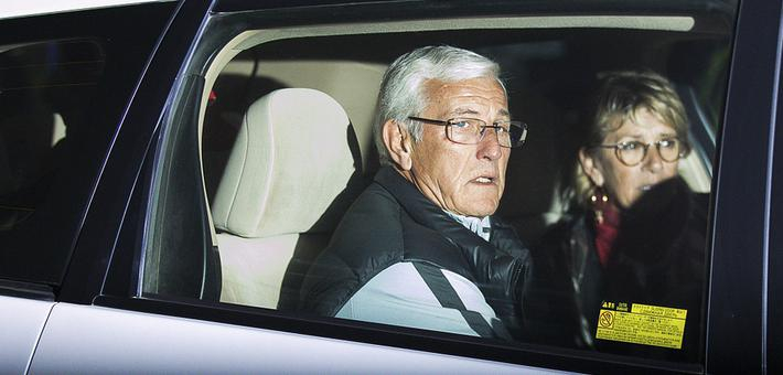 赛后里皮携妻子驱车离场