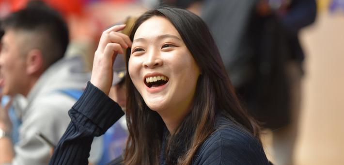 惠若琪现身女排半决赛津苏大战