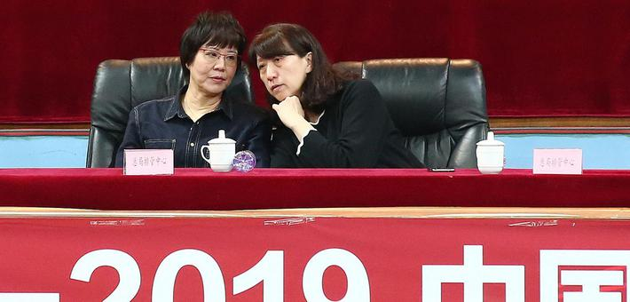 郎平袁心玥观战女排联赛金牌战