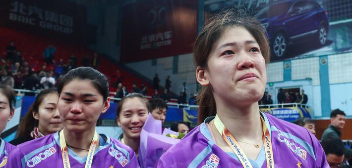 天津女排获得亚军泪洒赛场