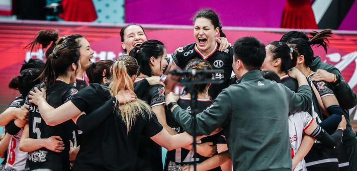 北京女排夺冠球员疯狂庆祝