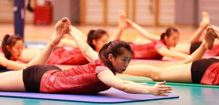 “女神节”中国女排集训练瑜伽