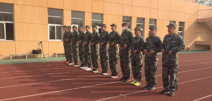 中国男排军训收官队员精神饱满