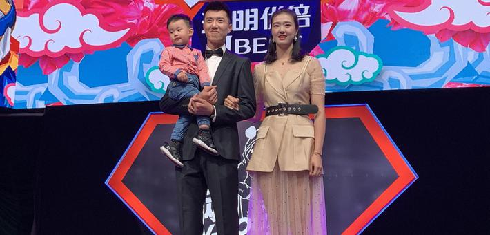 张晨携爱子和妹妹张常宁亮相