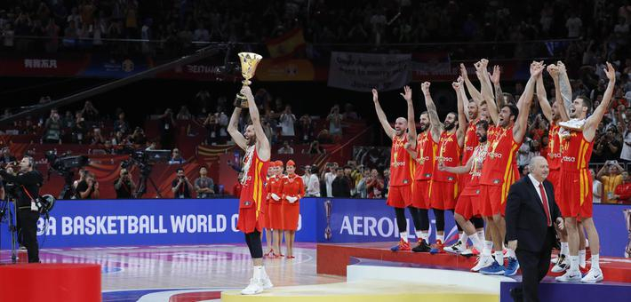 西班牙众将欢庆夺冠时刻