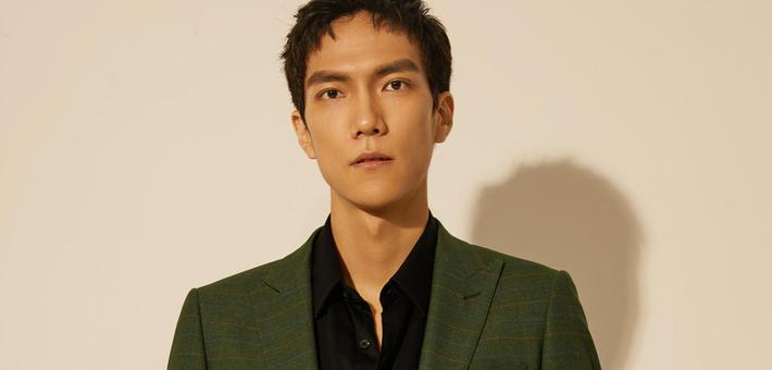 国家田径队队员王宇晒西装照